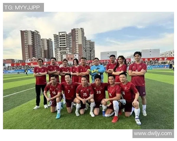 足球明星齐聚一堂精彩瞬间大合照记录足坛传奇与友谊的永恒时刻