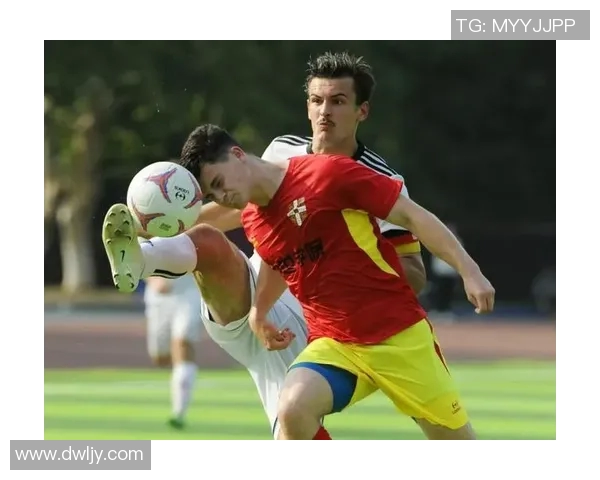 足球明星私下生活高清照片展现低调魅力与真实风采